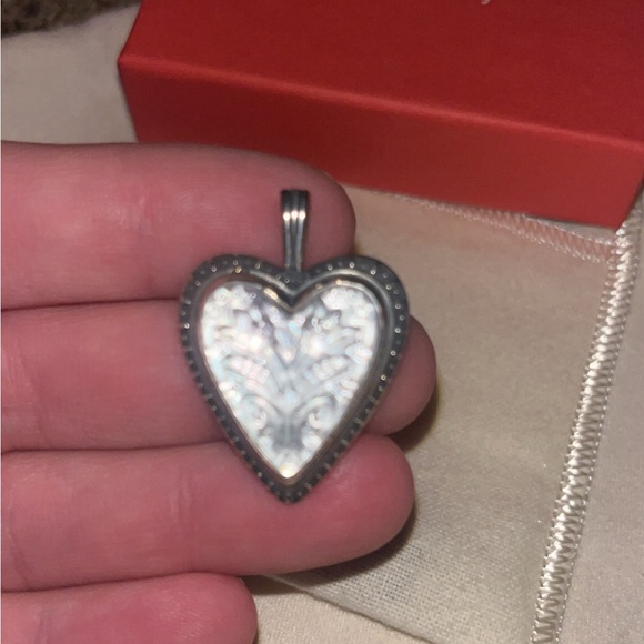 Sculpted heart and tulips layered gemstone pendant - Picture 4 of 4